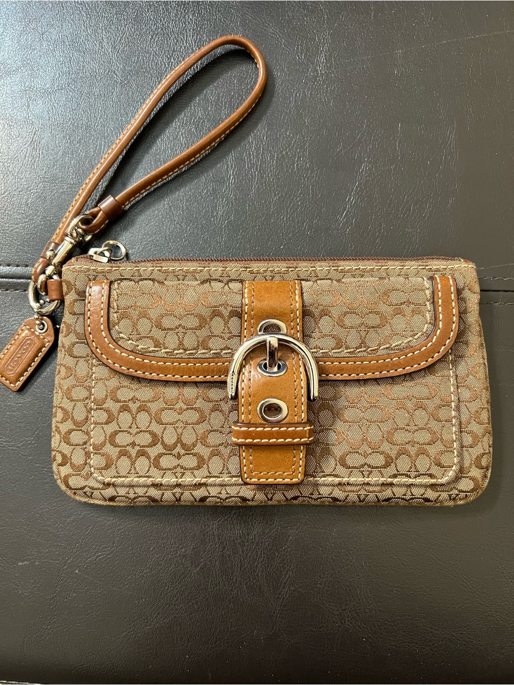 COACH SIGNATURE CLUTCH - Excellent Condition